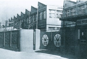 Vào thời điểm năm 1953, GDP bình quân của Hàn Quốc chỉ đạt mức 67 USD, tương đương với 2% GDP của Mỹ. Sau một thời gian dài bị Nhật Bản chiếm đóng và sau cuộc nội chiến tàn khốc, đất nước Nam Triều Tiên lúc này vẫn đang chìm trong nghèo khó. Mối đe dọa từ Bắc Triều Tiên vẫn luôn luôn hiện hữu, và chính quyền miền Nam lúc này hoặc là thờ ơ, hoặc là bất lực không thể giúp người dân xóa nghèo. Đến năm 1963, tướng Park Chung-hee tiến hành đảo chính và trở thành nhà độc tài lãnh đạo Hàn Quốc. Với sự công nhận của Mỹ, ông Park bắt đầu tiến hành xây dựng một nền kinh tế vững mạnh để Nam Triều Tiên có thể trở thành một thế lực toàn cầu.