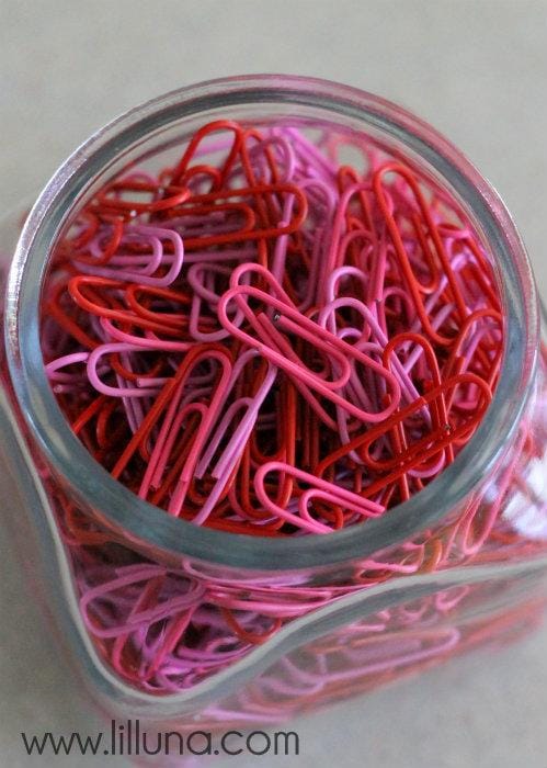 Mỗi ngày của Dyrsmid được bắt đầu vào lúc 8 giờ và với 120 chiếc kẹp giấy.