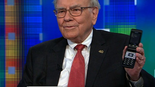 Dù là cổ đông lớn thứ 5 của Apple nhưng Warren Buffett không dùng iPhone, gắn bó với chiếc Samsung nắp gập