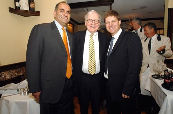 Warren Buffett chụp hình cùng Mohnish Pabrai (trái), Guy Spier (phải) tại buổi ăn trưa