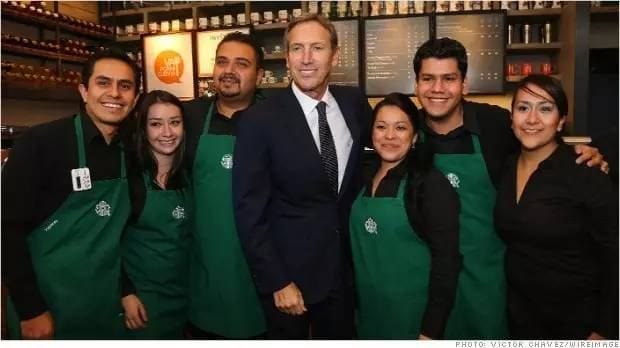 Howard Schultz chụp ảnh cùng nhân viên