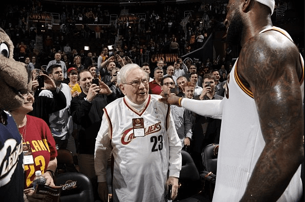 Warren Buffett gặp gỡ LeBron sau một trận đấu.