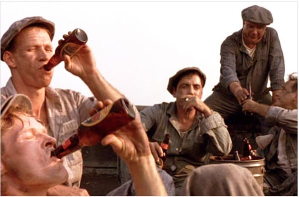 Khoảnh khắc ngắn ngùi mà mỗi tù nhân ở Shawshank đều cảm thấy như được tự do.
