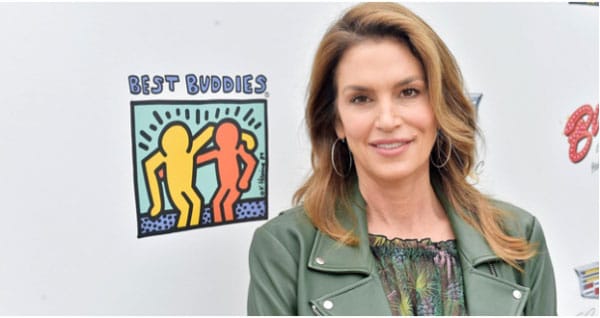 Cindy Crawford từng là một sinh viên nhận học bổng khoa công nghệ hóa học tại Đại học Northwestern.