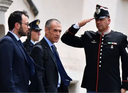 Carlo Cottarelli (ở trung tâm), từng là quan chức Quỹ Tiền tệ Quốc tế (IMF).