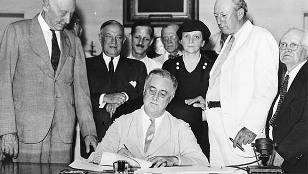 14/08/1935: TT Roosevelt ký Đạo luật An sinh Xã hội