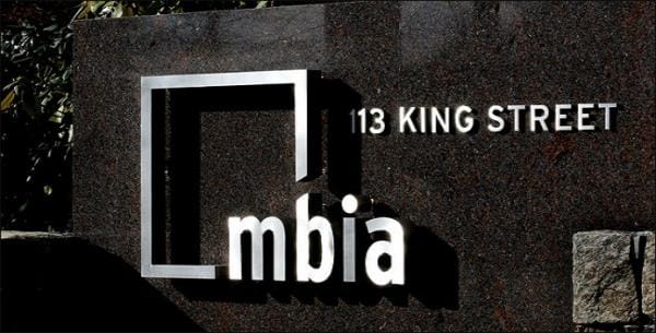  MBIA – công ty bảo hiểm cho các khoản vay thế chấp nhà rủi ro với bảng cân đối tài chính kém, song lại được xếp hạng AAA.
