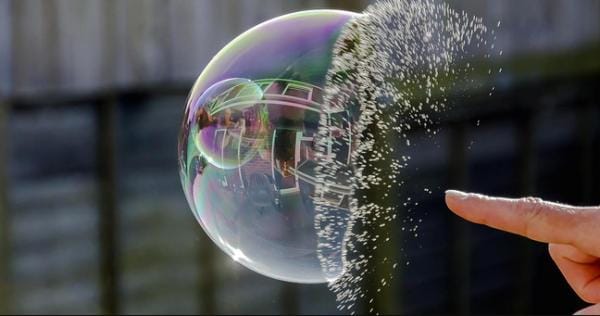 Làm sao để ta không bị cuốn vào bong bóng?
