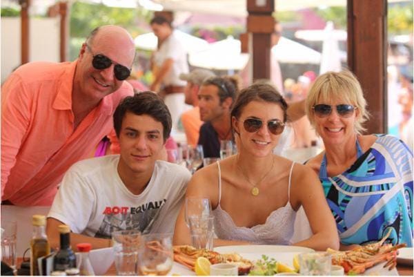 Kevin O'Leary cùng con trai Trevor, con gái Savannah và vợ Linda.