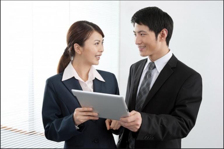 Hãy tìm một ai đó có thể nâng bạn dậy khi bạn đang nản chí và có thể kéo bạn xuống khi bạn đang quá tự tin.
