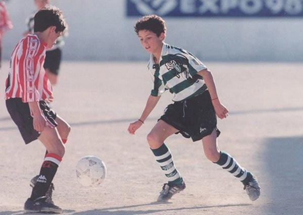 Khi có được những nhận thức đầu tiên về cuộc sống, Cristiano Ronaldo đã gắn liền với lao động.