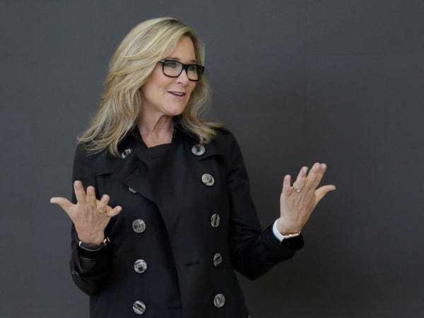 Ahrendts là cô gái lớn lên tại một thị trấn nhỏ bên ngoài Indianapolis và trở thành một nhà điều hành tại công ty có giá trị nhất trên thế giới