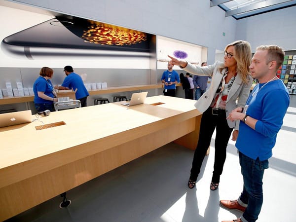 Ahrendts nâng cấp trải nghiệm mua hàng của người dùng khi kết hợp công nghệ hiện đại và phương thức bán hàng truyền thống