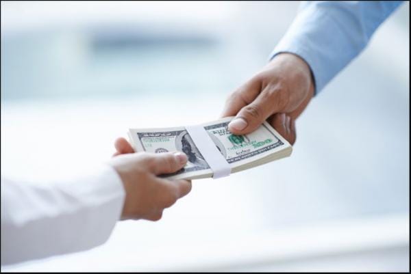 Hãy tự nhắc nhở bản thân, chỉ vay tiền người khác  cho những việc không thể không làm.