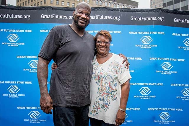 Shaquille đứng cùng mẹ là Lucille O’Neal