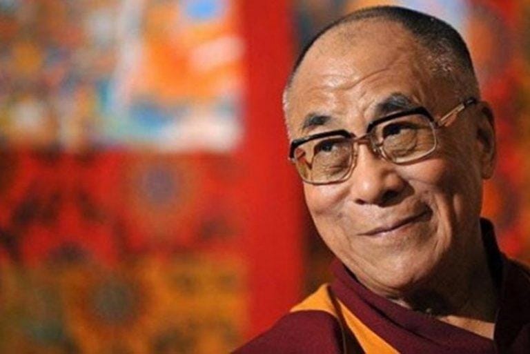 Đức Đạt-lai Lạt-ma thứ 14 là Tenzin Gyatso, là người đứng đầu nhà nước và thủ lĩnh tinh thần của người Tây Tạng. Ông đang sống ở Dharamsala, miền bắc Ấn Độ, nơi đặt chính quyền chính trị Tây Tạng lưu vong. Năm 1989, Đức Đạt-lai Lạt-ma được trao giải Nobel Hòa bình vì đấu tranh giải phóng Tây Tạng theo cách phi bạo động.
