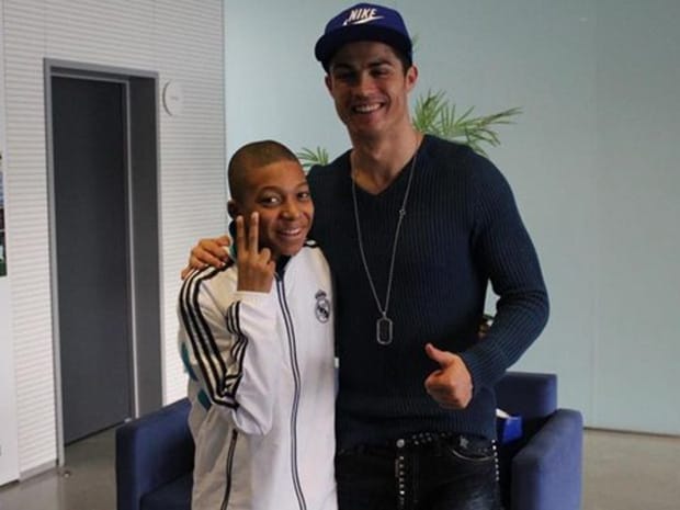 Mbappe chụp ảnh cùng thần tượng Ronaldo. 