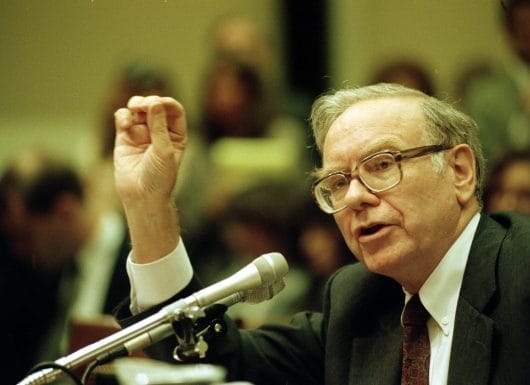 Warren Buffett làm gì khi thị trường đỏ lửa