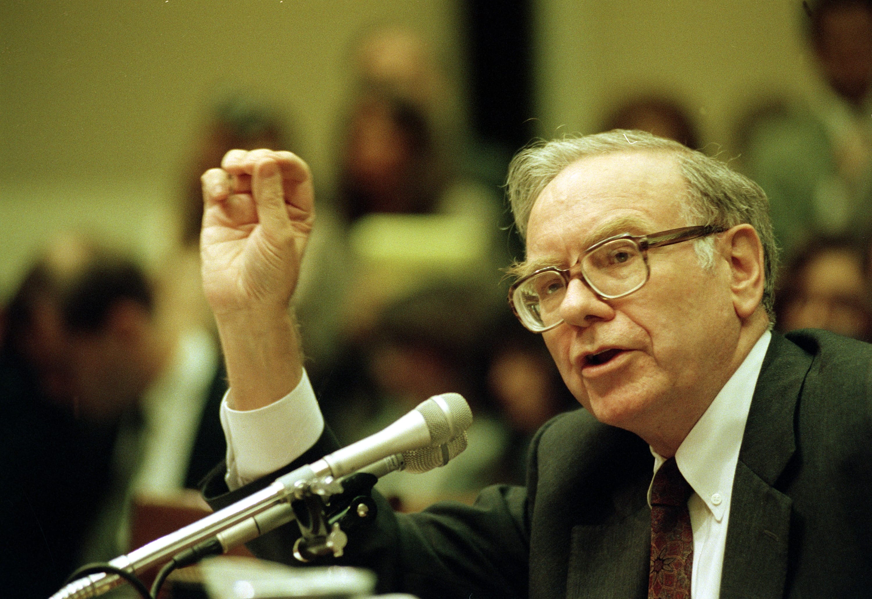 Warren Buffett làm gì khi thị trường đỏ lửa