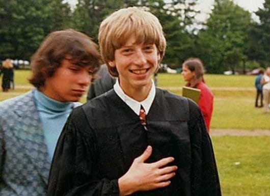 Chuyện bỏ học của 'vua công nghệ' Bill Gates 09:37 01/06/2015 8 Bill Gates bỏ trường đại học hàng đầu thế giới trong nỗi thất vọng của bố mẹ. Nhiều người nghĩ ông điên rồ, nhưng "con người quái gở" đã thành công khi sẵn sàng theo đuổi đam mê. Bill Gates bỏ học, tuyên bố sẽ thành triệu phú Bill Gate trúng tuyển vào Harvard với thành tích rất cao trong kỳ thi SAT nhưng nhanh chóng bỏ học để theo đuổi ước mơ thành triệu phú. Bill Gates trúng tuyển vào Đại học Harvard với thành tích rất cao trong kỳ thi SAT, nhưng ông nhanh chóng bỏ học để theo đuổi ước mơ thành triệu phú