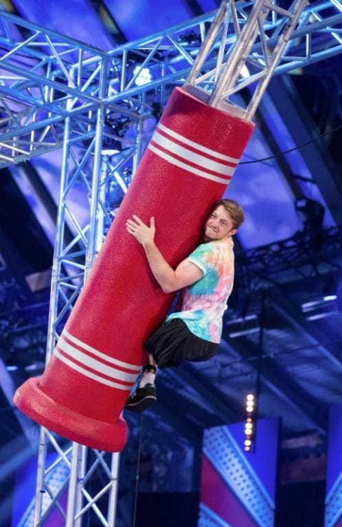Martin đang vượt qua thử thách tại chương trình Ninja Warrior