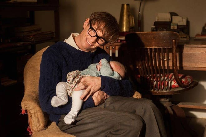 Sự đầu tư và hóa thân thuyết phục vào vai thiên tài vật lý đã mang về cho tài tử Eddie Redmayne tượng vàng Oscar đầu tiên trong sự nghiệp.