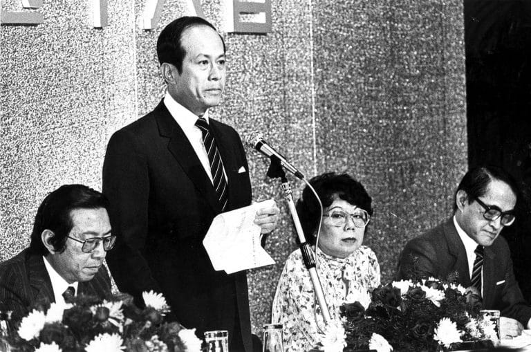 Tỉ phú Lý Gia Thành tại Cheung Kong AGM năm 1982