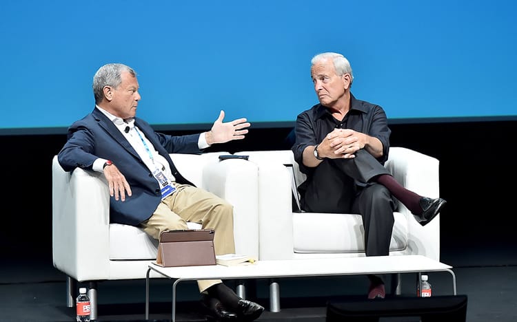 Martin Sorrell (bên trái) xuất hiện trên sân khấu tại Liên hoan Sáng tạo Quốc tế Cannes Lions các nhà báo cùng đồng nghiệp