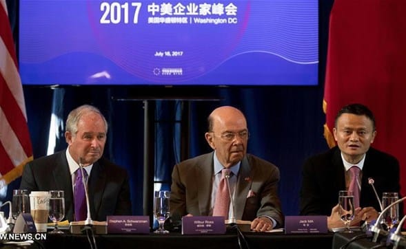 Ông Stephen Schwarzman, ông Wilbur Ross và ông Jack Ma tại hội nghị ở Washington DC. Nguồn: Tân Hoa Xã (Xinhua News Agency)