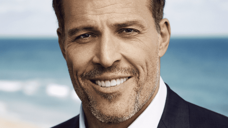 Tony Robbins, được xem là một trong những chuyên gia nổi tiếng và thành công nhất trong lĩnh vực phát triển con người tại Mỹ.
