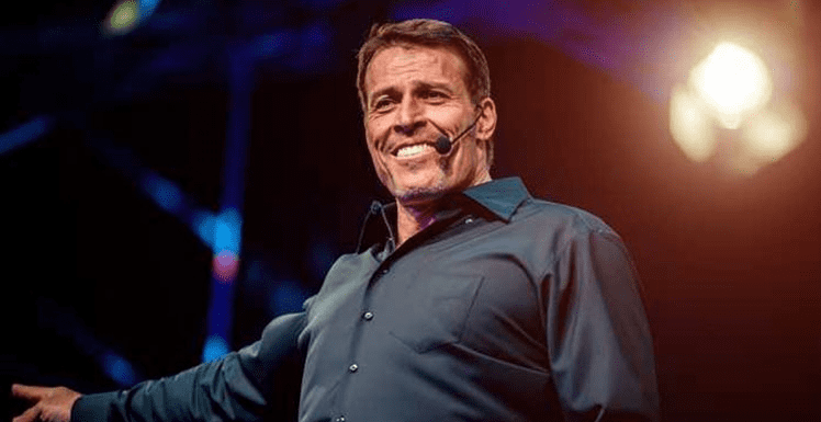 Việc đọc sách không chỉ giúp cung cấp tri thức mà còn thắp nên ngọn lửa đam mê trong Tony Robbins
