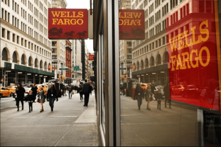 Năm 1990, tổng tải sản Wells Fargo là 56 tỷ, vốn chủ trên 3 tỷ, lợi nhuận trước thuế trên 1 tỷ, sau khi đã trích lập dự phòng 300 triệu.