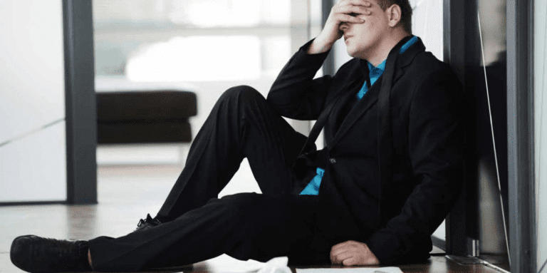 Kể cả khi bạn có là người chiến thắng cuối cùng, thì khi ngồi trên vị trí mình mong muốn, quay đầu lại liệu bạn còn thấy ai yêu quý ủng hộ mình không?