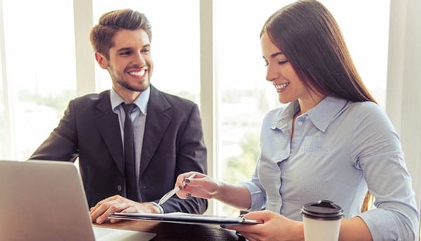 Cách tốt nhất là bạn phải tự bình tĩnh trở lại trước đã, sau đó tìm một người đồng nghiệp đủ thân thiết, hiểu rõ bạn, để giãi bày tâm sự.