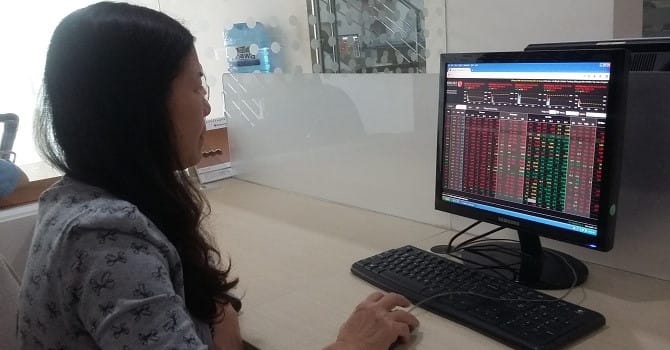 Chị Đinh Thị Hoàng Lan vẫn ngày ngày lên sàn chứng khoán sau 15 năm gắn bó - Ảnh: Huyền Trâm.
