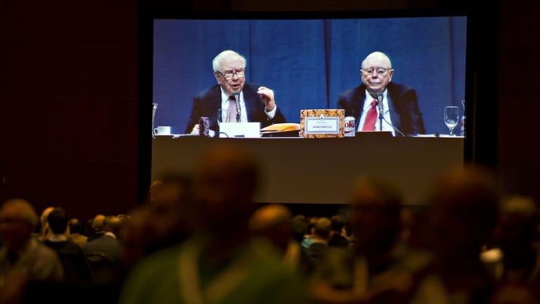 Warren Buffett và Charlie Munger trả lời các câu hỏi trong ĐHCĐ Berkshire Hathaway. Ảnh: Yahoo