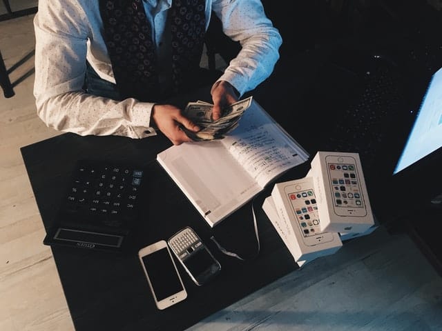 Sean chia sẻ trên trang blog chuyên về tự do tài chính My Money Wizard của mình rằng, trung bình, người Mỹ dành 70% thu nhập hằng năm cho 3 chi phí nhà cửa, đi lại và ăn uống.