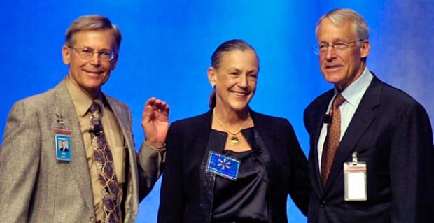 Alice Walton bên cạnh 2 anh trai