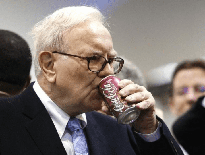 Warren Buffett, một trong những người giàu nhất thế giới, lại ở trong một căn nhà nho nhỏ, tự lái một chiếc Cadillac hạng thường, và ăn ở những nhà hàng tầm trung.