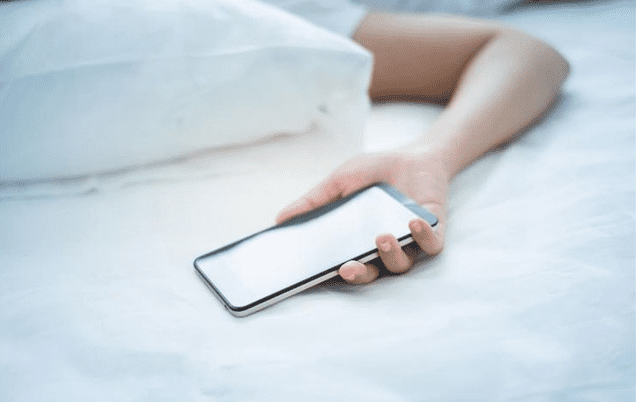 Chúng ta kiểm tra email và thông báo trên Facebook vào buổi sáng, và lặp lại nghi thức này trước khi đi ngủ mỗi tối.Chúng ta kiểm tra email và thông báo trên Facebook vào buổi sáng, và lặp lại nghi thức này trước khi đi ngủ mỗi tối.