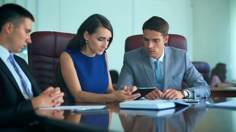 Tự giới hạn bản thân bằng cách không giữ các mối quan hệ.