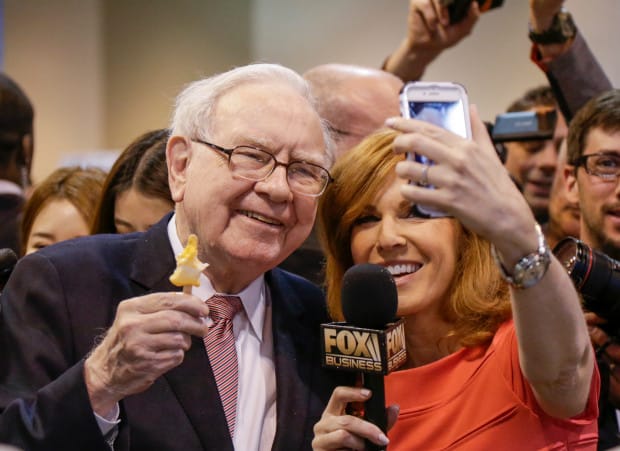 Warren Buffett truyền cảm hứng cho người trẻ. Nguồn: Fox News
