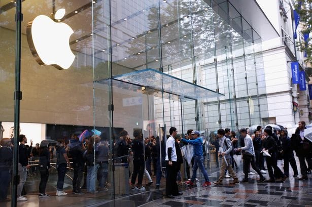 Có những khách hàng sẵn sàng xếp hàng hàng giờ để mua cho được những chiếc điện thoại iPhone mới nhất vì muốn là người sở hữu chúng đầu tiên