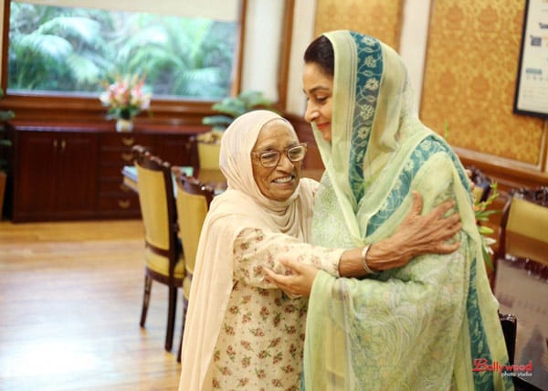 Bà Man Kaur chụp hình cùng Bộ trưởng Bộ chế biến thực phẩm của Ấn Độ - Harsimrat Kaur Badal