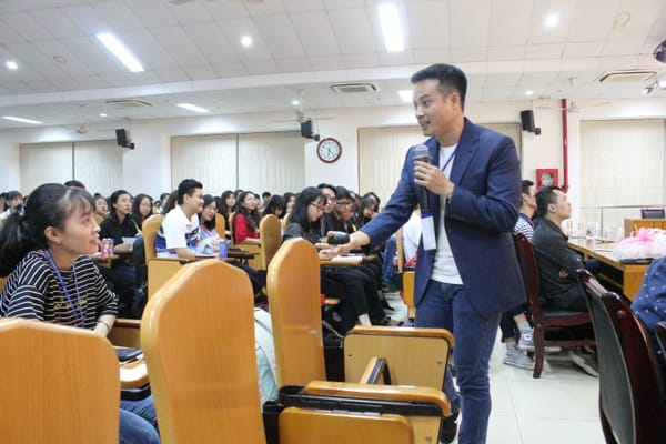 Một buổi nói chuyện của tôi với sinh viên ĐH Tài chính - Marketing 