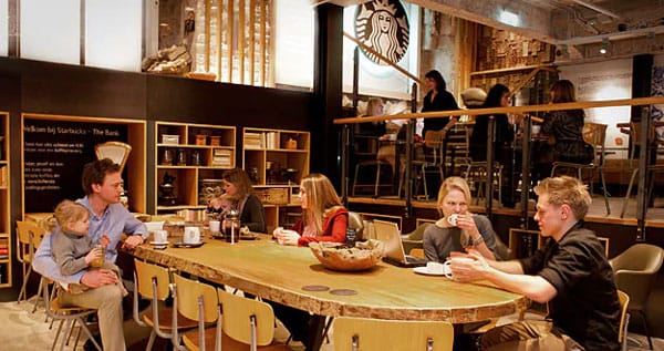 Khách hàng thưởng thức cà phê trong Starbuck