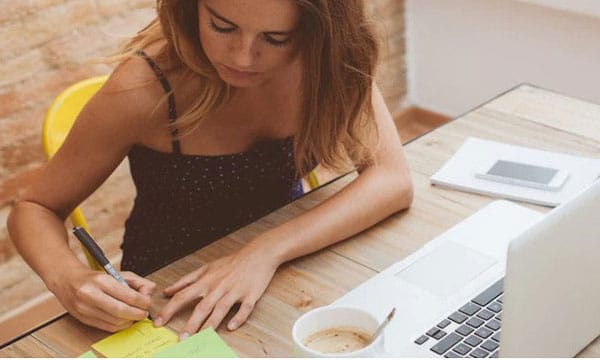 Về mặt lý thuyết, bạn càng thức dậy muộn, bạn càng có ít thời gian hơn trước khi mất đi động lực và bị phân tâm.