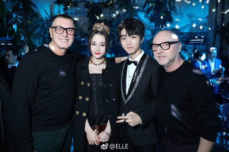Địch Lệ Nhiệt Ba cùng với Vương Tuấn Khải bên 2 NTK Stefano Gabbana và Domenico Dolce