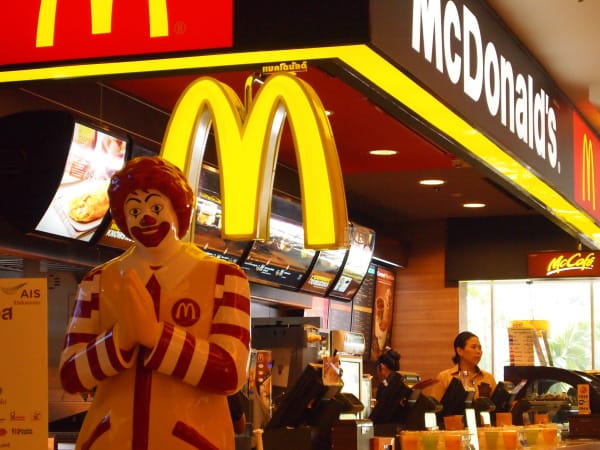 Chú hề Ronald McDonald’s là linh vật của chuỗi cửa hàng đồ ăn nhanh McDonald’s
