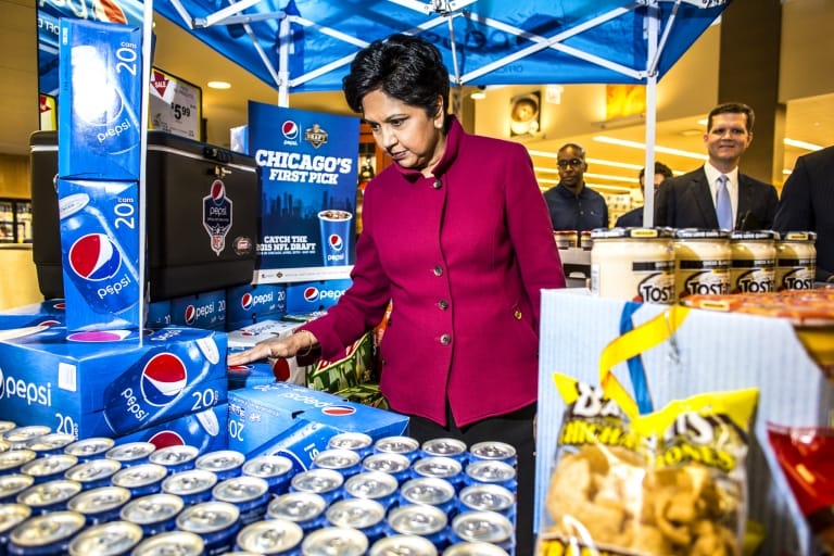 Nidra Nooyi không ngại đến thăm những gian hàng Pepsi để tìm hiểu nhu cầu khách hàng và thay đổi cách bài trí